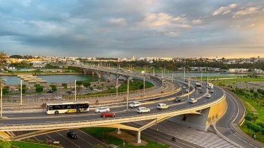 Rabat, Fas 'taki Hasan II köprüsünde trafik var.