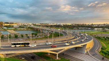 Rabat, Fas 'taki Hasan II köprüsünde trafik var.