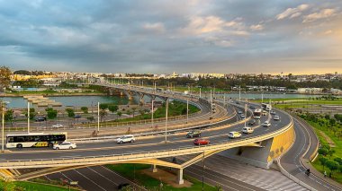 Rabat, Fas 'taki Hasan II köprüsünde trafik var.