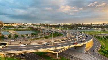 Rabat, Fas 'taki Hasan II köprüsünde trafik var.