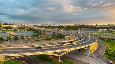 Rabat, Fas 'taki Hasan II köprüsünde trafik var.