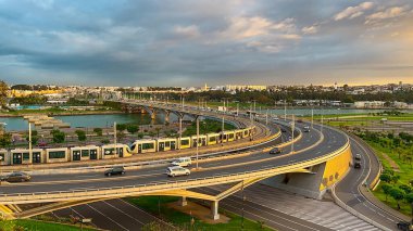 Rabat, Fas 'taki Hasan II köprüsünde trafik var.