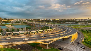 Rabat, Fas 'taki Hasan II köprüsünde trafik var.