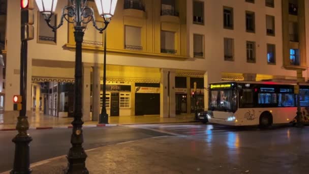 Автобус Вночі Їхав Дорозі Рабаті Марокко — стокове відео