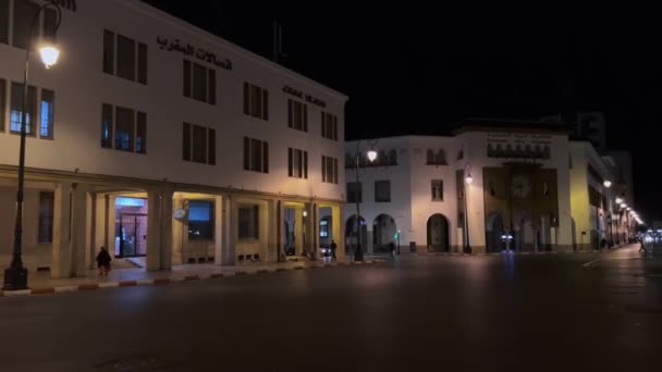 Машини Їдуть Дорозі Вночі Неподалік Банк Аль Магриб Марокканський Центральний — стокове відео