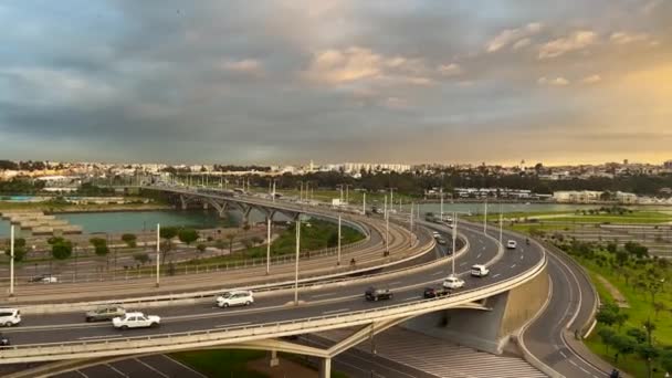 摩洛哥拉巴特哈桑二世桥的交通情况 — 图库视频影像