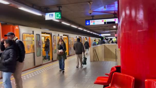 Passengers Getting Metro Train Arriving Subway Station Brussels Belgium — стоковое видео