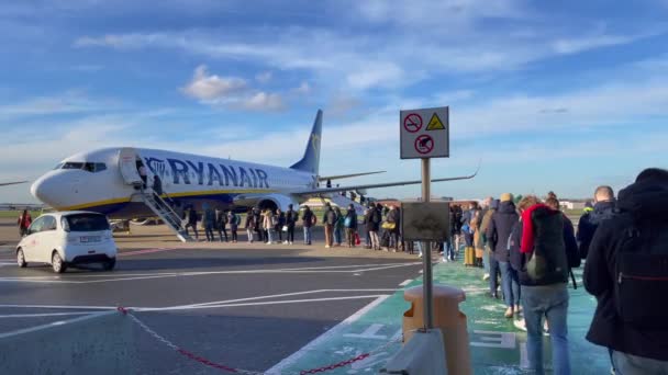 Passengers Boarding Ryanair Commercial Airplane Zaventem International Airport Belgium — Vídeos de Stock