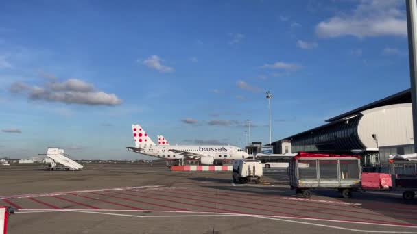 Brussel Commercial Airplane Docked Zaventem International Airport Belgium — Stock video