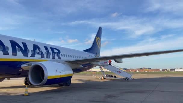 Ryanair Commercial Airplane Docked Runway Zaventem International Airport Belgium — Stock videók
