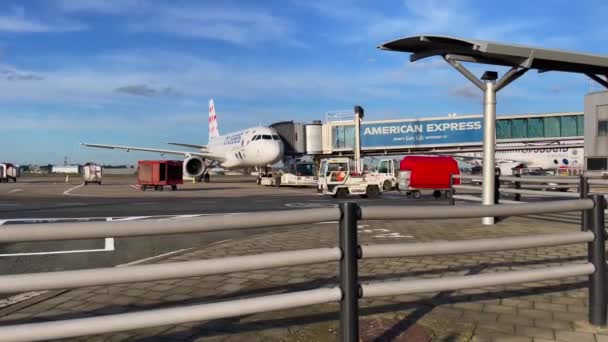 Brussel Commercial Airplane Connected Boarding Bridge Zaventem International Airport Belgium — Stock video
