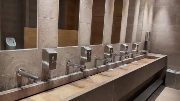 Row Automated Silver Taps Modern Public Bathroom — Vídeo de stock