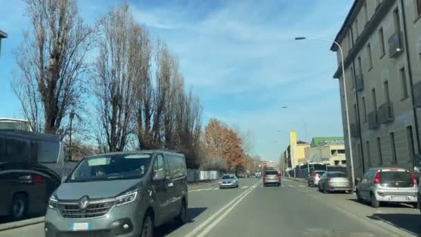 イタリアのトリノの道路を走行する車 — ストック動画