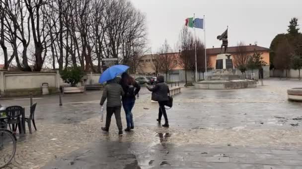 Pedestrians Walking Street Nearby Church Saint Victor Turin Italy — Stockvideo
