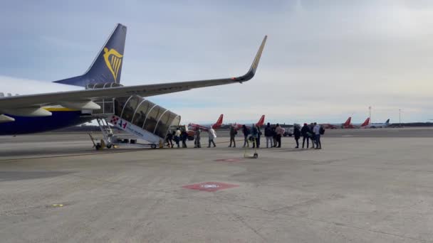 Passengers Boarding Ryanair Commercial Airplane Milan Malpensa Airport Italy — Stock video