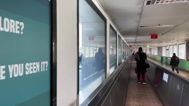 Passengers Using Moving Walkway Milan Malpensa Airport Italy — стоковое видео