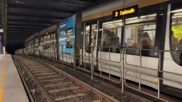 ベルギー ブリュッセルの地下鉄駅での地下鉄列車 — ストック動画