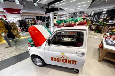 BONIFANTI ürünleri paketlendi ve İtalya 'nın Milano kentindeki Malpensa havaalanında bir dekoratif arabanın ön bagajına kondu.
