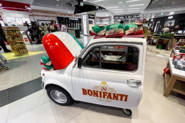 BONIFANTI ürünleri paketlendi ve İtalya 'nın Milano kentindeki Malpensa havaalanında bir dekoratif arabanın ön bagajına kondu.