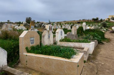 Fes, Fas 'ta mezarlıklarla dolu bir Müslüman mezarlığının manzarası.
