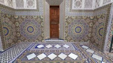 Fas 'ın Fez şehrinde Moulay Idris II' li Zawiya 'nın güzel iç mekanı.