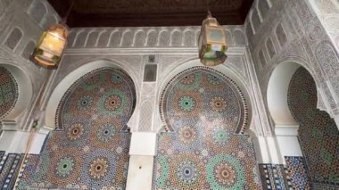 Fas 'ın Fez şehrinde Moulay Idris II' li Zawiya 'nın güzel iç mekanı.