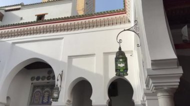 Fas 'ın Fez şehrinde Moulay Idris II' li Zawiya 'nın güzel iç mekanı.