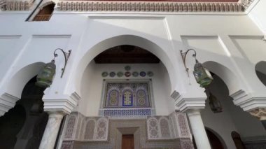 Fas 'ın Fez şehrinde Moulay Idris II' li Zawiya 'nın güzel iç mekanı.