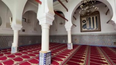 Fas 'ın Fez şehrinde Moulay Idris II' li Zawiya 'nın güzel iç mekanı.