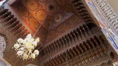 Fas 'ın Fez şehrinde Moulay Idris II' li Zawiya 'nın güzel iç mekanı.