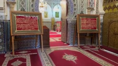 Fas 'ın Fez şehrinde Moulay Idris II' li Zawiya 'nın güzel iç mekanı.