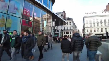 Brüksel, Belçika 'da sokakta yürüyen yayalar