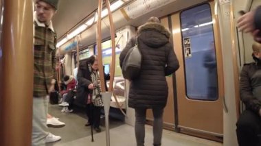 Brüksel, Belçika 'da metroya binen yolcular 