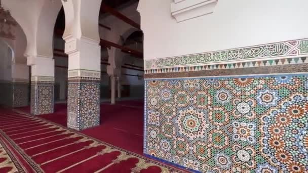 モロッコ フェズのメディアでムーレー イドリス2世のザウィヤの美しいインテリア — ストック動画
