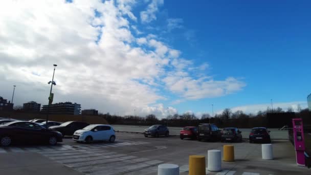 ブリュッセルの屋外駐車場に駐車した車はほとんどありません — ストック動画