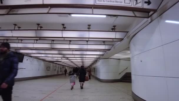 ベルギー ブリュッセルの地下鉄駅の廊下を歩く通勤者 — ストック動画