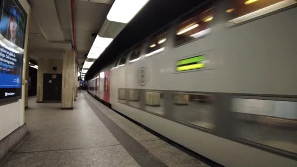 Metrotrein Die Aankomt Een Metrostation Brussel België — Stockvideo