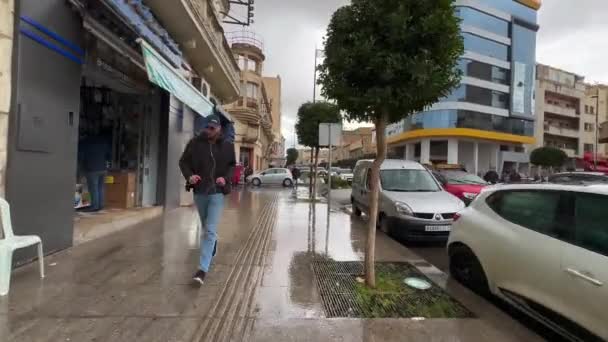 Περπατώντας Μια Βροχερή Μέρα Στο Δρόμο Στο Φεζ Μαρόκο — Αρχείο Βίντεο