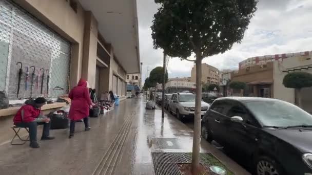 在摩洛哥法兹的一个雨天走在街上 — 图库视频影像