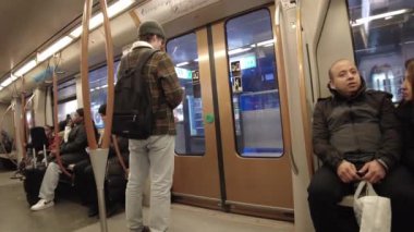 Brüksel, Belçika 'da metroya binen yolcular 