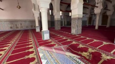 Fas 'ın Fez şehrinde Moulay Idris II' li Zawiya 'nın güzel iç mekanı.