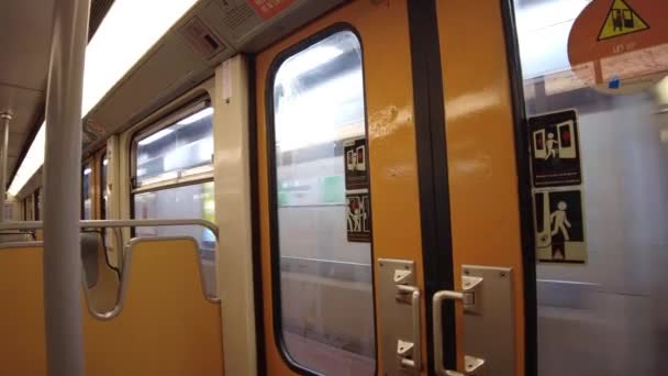 Metro Que Chega Estação Metro Bruxelas Bélgica — Vídeo de Stock