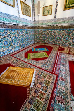 Fas 'ın Fez şehrinde Moulay Idris II' li Zawiya 'nın güzel iç mekanı.