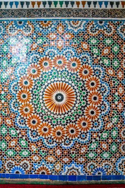 Fas 'ın Fez kentindeki Moulay İdris II' li Zawiya 'da güzel bir mozaik sanat eseri.