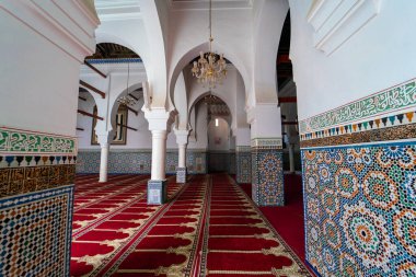 Fas 'ın Fez şehrinde Moulay Idris II' li Zawiya 'nın güzel iç mekanı.