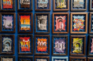 Eski Fes kasabasındaki popüler renkli bir caddenin duvarlarında asılı sanat eserleri duvarlarda asılı.
