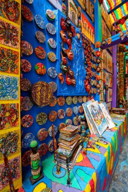 Eski Fes kasabasındaki popüler renkli bir caddenin duvarlarında asılı sanat eserleri duvarlarda asılı.