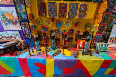 Eski Fes kasabasındaki popüler renkli bir caddenin duvarlarında asılı sanat eserleri duvarlarda asılı.