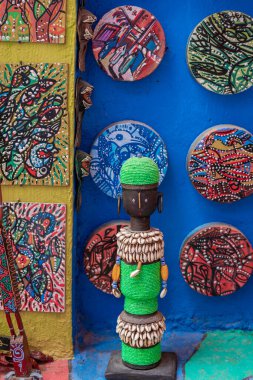 Eski Fes kasabasındaki popüler renkli bir caddenin duvarlarında asılı sanat eserleri duvarlarda asılı.