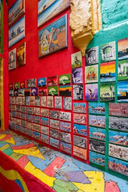 Eski Fes kasabasındaki popüler renkli bir caddenin duvarlarında asılı sanat eserleri duvarlarda asılı.